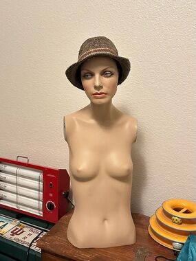 NWT, Nobis Brown Straw Cloche or Fedora Hat with Decorative Band-great colors